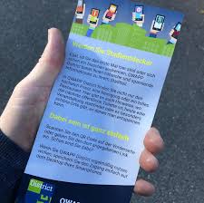 Flyer in einer Hand gehalten